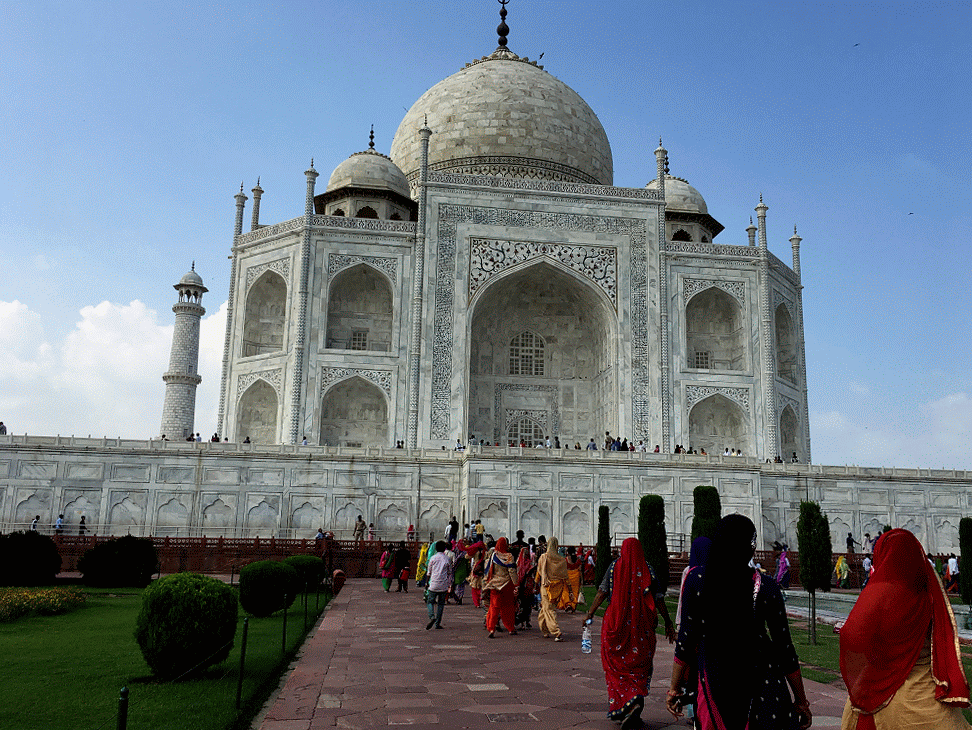 Large crowd walking towards the Taj Mahal